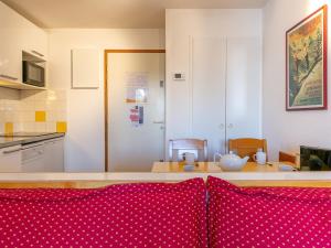 Appartement La Plagne, 2 pièces, 4 personnes - FR-1-353-44にあるキッチンまたは簡易キッチン