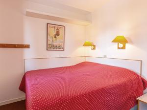 ラ・プラーニュにあるAppartement La Plagne, 2 pièces, 4 personnes - FR-1-353-44のベッドルーム1室(赤いベッド1台、ランプ2つ付)