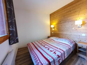 Appartement La Plagne, 3 pièces, 6 personnes - FR-1-353-42にあるベッド