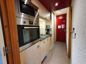 Studio La Plagne, 1 pièce, 2 personnes - FR-1-353-12にあるキッチンまたは簡易キッチン