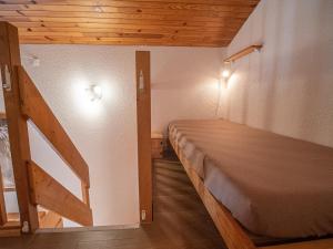 ヴァルモレルにあるAppartement Valmorel, 3 pièces, 6 personnes - FR-1-356-321の小さな客室で、二段ベッド1組、はしごが備わります。