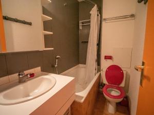 ヴァルモレルにあるStudio Valmorel, 1 pièce, 2 personnes - FR-1-356-306のバスルーム(洗面台付)、トイレ(赤い椅子付)