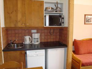 Appartement Méribel, 2 pièces, 4 personnes - FR-1-355-8にあるキッチンまたは簡易キッチン