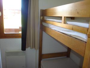 Appartement Méribel, 2 pièces, 4 personnes - FR-1-355-8にある二段ベッド