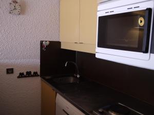 Appartement Les Allues-Méribel, 2 pièces, 5 personnes - FR-1-355-126にあるキッチンまたは簡易キッチン