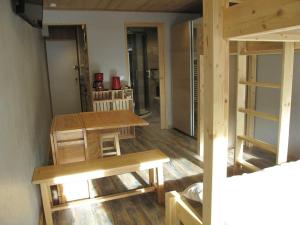 ラ・プラーニュにあるStudio La Plagne, 1 pièce, 4 personnes - FR-1-351-74の木製テーブルとベンチが備わる客室です。