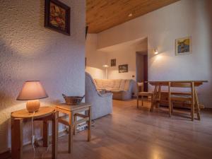 uma sala de estar com uma mesa e um sofá em Appartement Valmorel, 2 pièces, 4 personnes - FR-1-356-295 em Valmorel