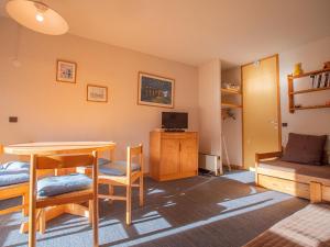 ヴァルモレルにあるAppartement Valmorel, 2 pièces, 5 personnes - FR-1-356-346のリビングルーム(テーブル、ベッド付)