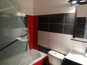 een badkamer met een wit toilet en een wastafel bij Studio La Plagne, 1 pièce, 4 personnes - FR-1-351-71 in La Plagne