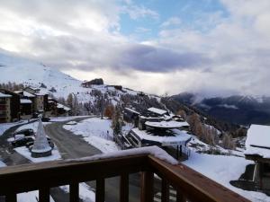 ラ・プラーニュにあるStudio La Plagne, 1 pièce, 4 personnes - FR-1-351-71の雪山の景色を望むバルコニー