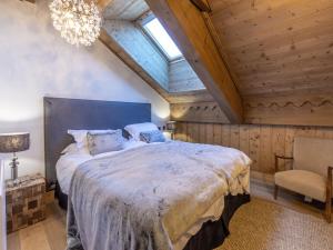 - une chambre avec un grand lit et un lustre dans l'établissement Appartement Saint-Martin-de-Belleville, 4 pièces, 8 personnes - FR-1-461-9, à Saint-Martin-de-Belleville