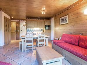 ein Wohnzimmer mit einem Sofa und einem Tisch in der Unterkunft Appartement Saint-Martin-de-Belleville, 3 pièces, 6 personnes - FR-1-461-17 in Saint-Martin-de-Belleville