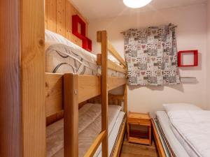 Plagne VillagesにあるAppartement Plagne Soleil, 2 pièces, 5 personnes - FR-1-351-68の二段ベッド2組が備わる二段ベッド付きの客室です。