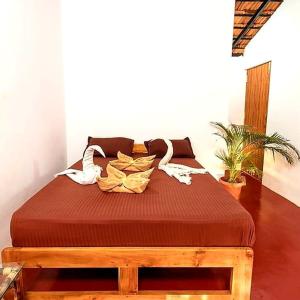 Giường trong phòng chung tại The Riverside