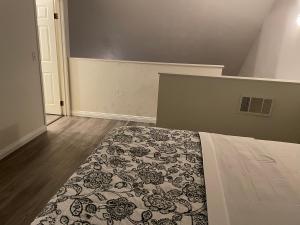 Golden Vegas Condo next to Airport & University