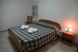 A bed or beds in a room at Case Gabbiano (by Vacation Service)