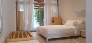 Postel nebo postele na pokoji v ubytování Origami Inn Himandhoo