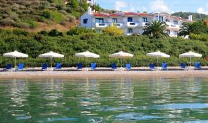 鲁维斯安迪酒店的海滩上的一组椅子和遮阳伞