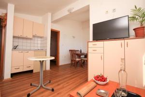 Kuchyň nebo kuchyňský kout v ubytování Apartments Žuronja