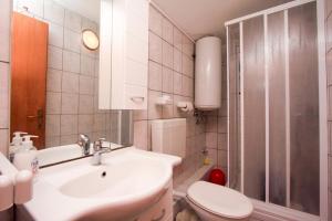 Koupelna v ubytování Apartments Žuronja