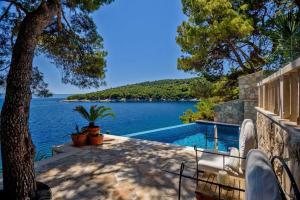 Foto sihtkohas Selca asuva majutusasutuse Luxury Beachfront Villa Palazzo di Mare with private heated pool and staff at the beach on Brac island - Sumartin galeriist