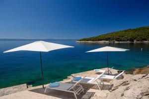 Foto sihtkohas Selca asuva majutusasutuse Luxury Beachfront Villa Palazzo di Mare with private heated pool and staff at the beach on Brac island - Sumartin galeriist