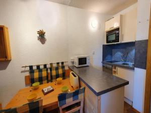 Appartement La Plagne, 1 pièce, 4 personnes - FR-1-353-47にあるキッチンまたは簡易キッチン