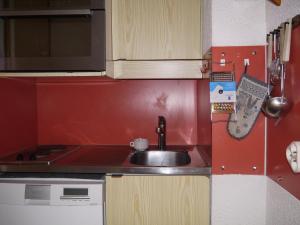 Appartement Méribel, 1 pièce, 4 personnes - FR-1-355-59にあるキッチンまたは簡易キッチン