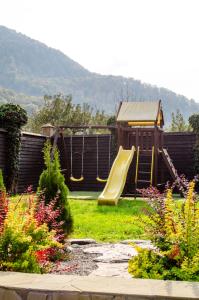 plac zabaw ze zjeżdżalnią w ogrodzie w obiekcie Alpiysky Dvor w Krasnej Polanie