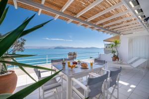 uma sala de jantar com vista para o oceano em Meli Apartments & Villas em Kiverion