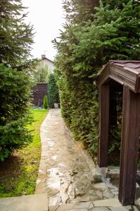 クラースナヤ・ポリャーナにあるAlpiysky Dvorの垣根付きの庭の石道
