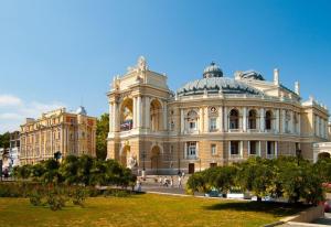 オデッサにあるCenter of Odessa. Comfortable 2 rooms apartmentの頂上にドームがある大きな建物