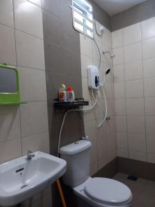 Koupelna v ubytování Homestay Zaki D'Gerik