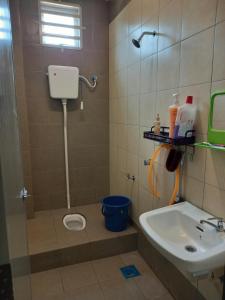 Koupelna v ubytování Homestay Zaki D'Gerik