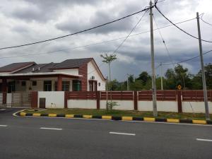 a house with a fence on the side of the road at Homestay Zaki D'Gerik in Gerik