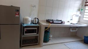 Kuchyň nebo kuchyňský kout v ubytování Homestay Zaki D'Gerik + 4 fotografie