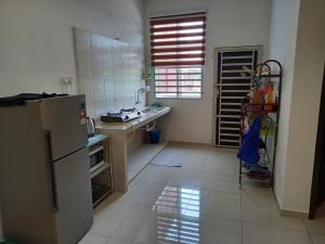 Kuchyň nebo kuchyňský kout v ubytování Homestay Zaki D'Gerik