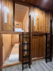 魚池郷にあるYong Guanの木製キャビネットと二段ベッドが備わる客室です。