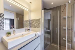 Koupelna v ubytování Annecy Lake, Luxury top floor apartment - LLA Selections by Location Lac Annecy