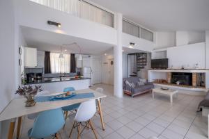 A kitchen or kitchenette at Meli Apartments & Villas