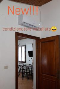 een kamer met een tafel en stoelen en een bord bij Appartamento “Il Borgo” in Peccioli
