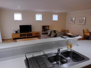 BroadwaterにあるCape View Villa- 74のシンク付きのキッチンとリビングルーム