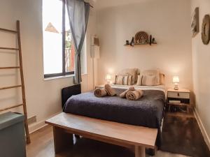 1 dormitorio con 1 cama con toallas en Cosy'Appart - LA ROSE, en Rouen