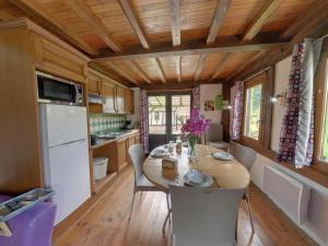 a kitchen and dining room with a table and chairs at Holiday village in Réclinghem