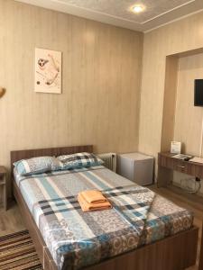 a bedroom with a large bed in a room at Гостиничный комплекс Баргузин in Tolyatti