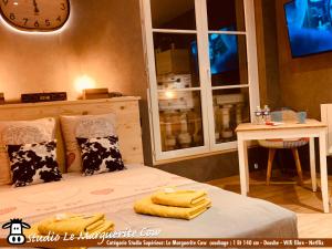Nos studios au centre ville à Dole客房内的一张或多张床位