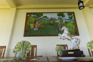uma pintura na parede de uma sala de jantar com uma mesa em Nelinsa Resort and Spa em Matale