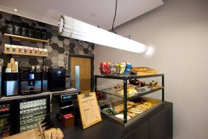 una panadería con una vitrina llena de comida en Staycity Aparthotels York, en York
