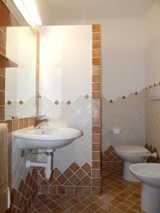 Residenza Sarra di Entu في كانيجيوني: حمام مع حوض ومرحاض