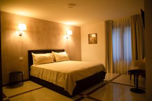 a hotel room with a bed and a window at Villa Auditorium in Fortunago